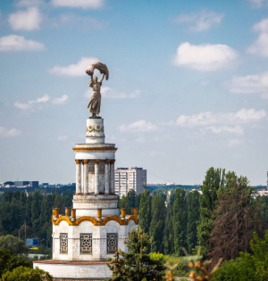 Спокій та усамітнення посеред галасливого міста: на ВДНГ відкривають глемпінг «Намети»