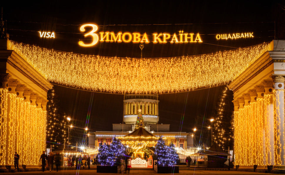 Найбільша ковзанка й Резиденція Санти, масштабні світлові інсталяції та фотозони: де шукати дива на «Зимовій країні» на ВДНГ