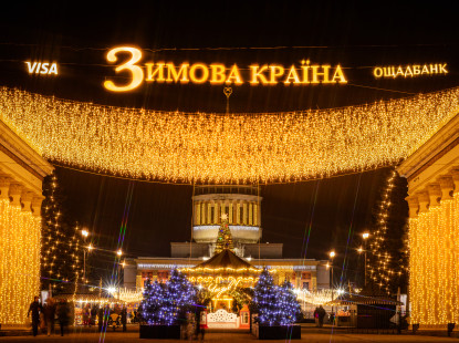 Найбільша ковзанка й Резиденція Санти, масштабні світлові інсталяції та фотозони: де шукати дива на «Зимовій країні» на ВДНГ