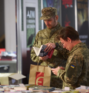 На «Книжковій країні» збиратимуть книги для військових і бібліотек та перетворюватимуть російські видання на донати
