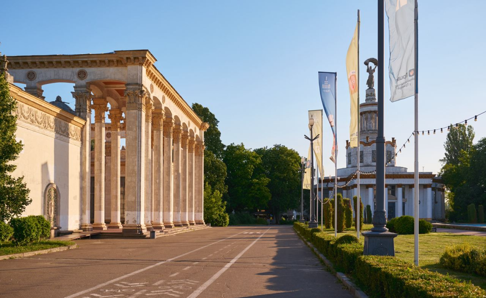 На ВДНГ розпочали встановлення нових інклюзивних пандусів для безбар’єрного доступу до будівель