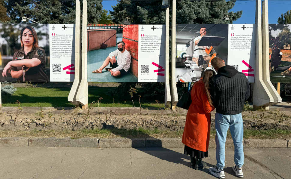 «Менше жалості, більше поваги»: на ВДНГ відкрили фотовиставку про коректне спілкування з військовими